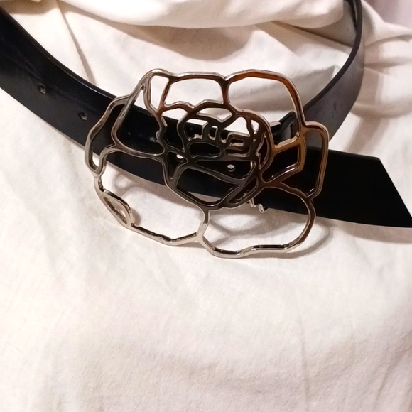 Belt black with Silver Floral design 32in leather 1.5 in wide - Picture 2 of 4